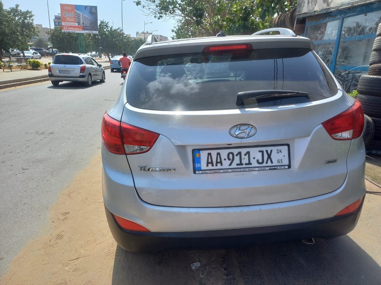 Véhicule IB-AUTO garé à Dakar